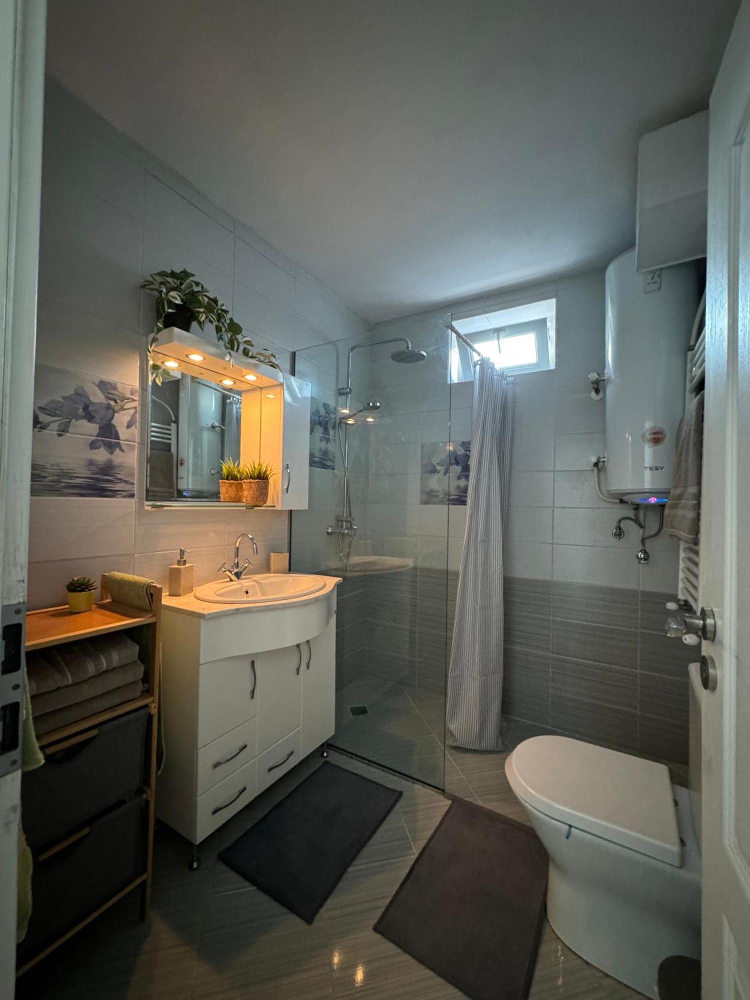 Kakavanen'S Sea View Apartment Baltsjik Buitenkant foto