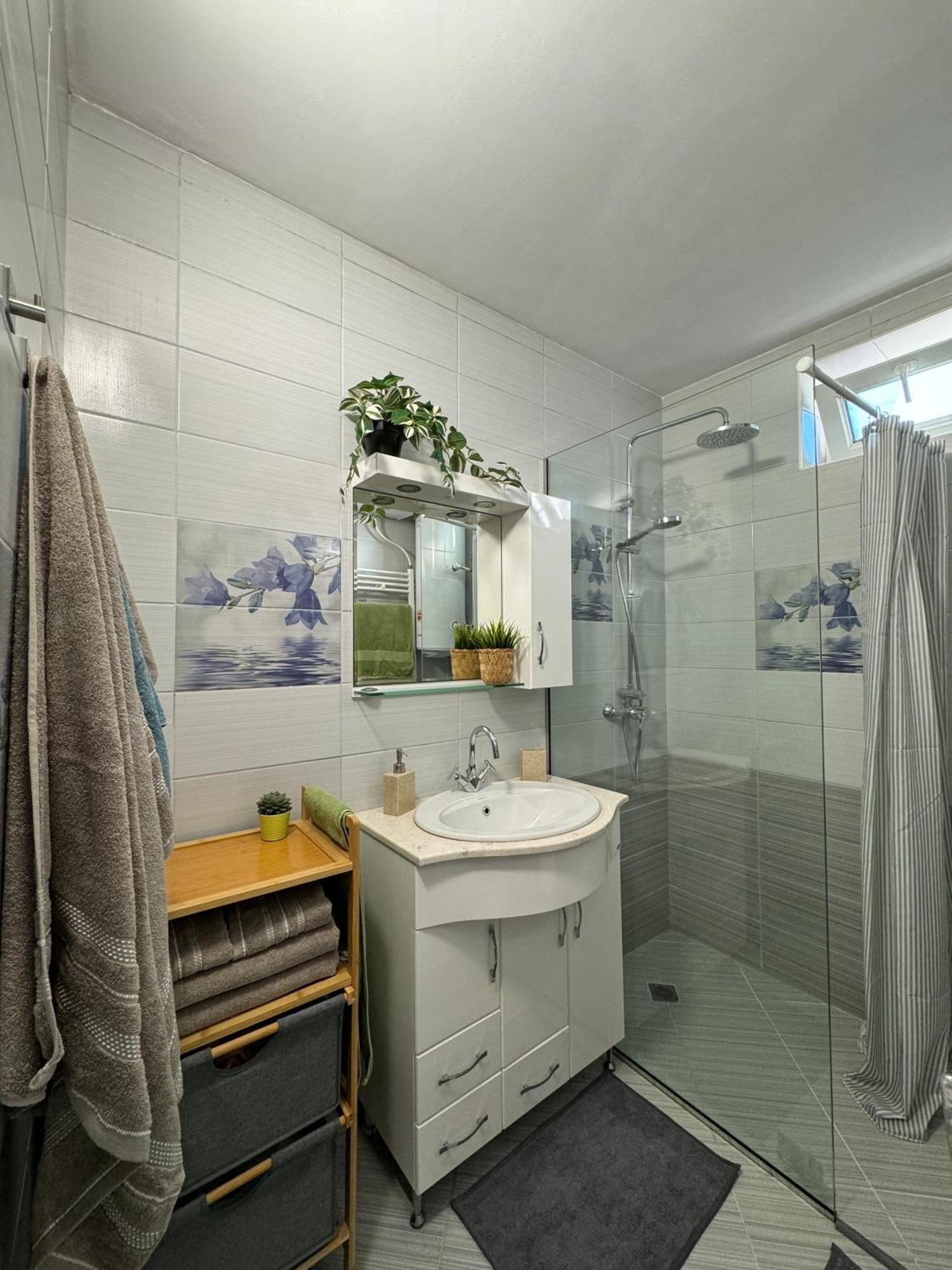 Kakavanen'S Sea View Apartment Baltsjik Buitenkant foto