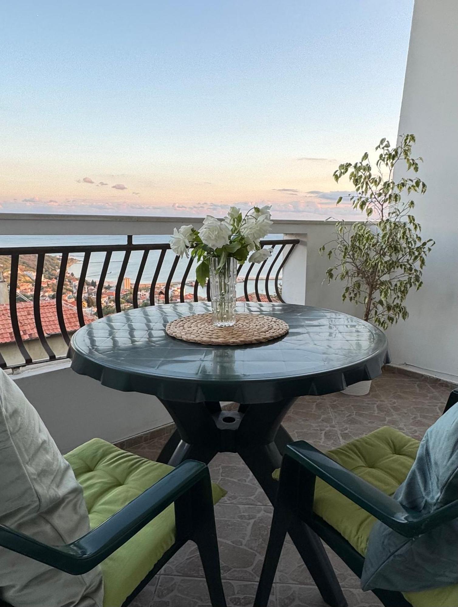 Kakavanen'S Sea View Apartment Baltsjik Buitenkant foto